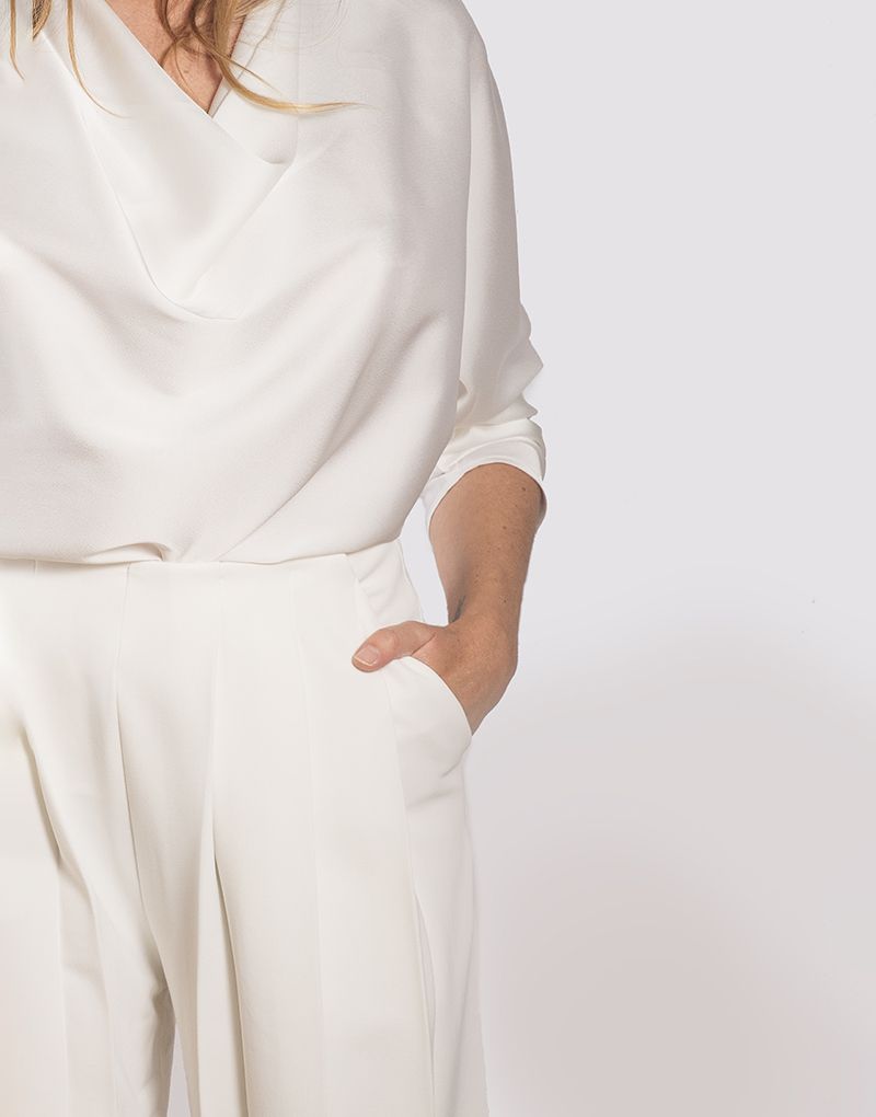 pantalón plisado blanco